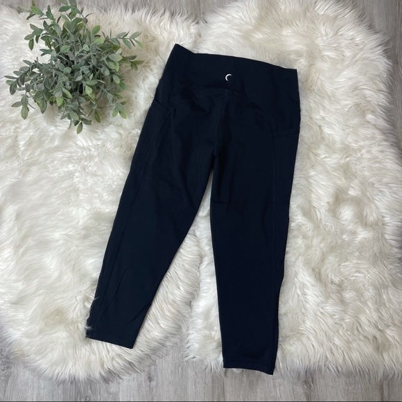 Zyia Black Cropped Athletic Leggings - Picture 2 of 7